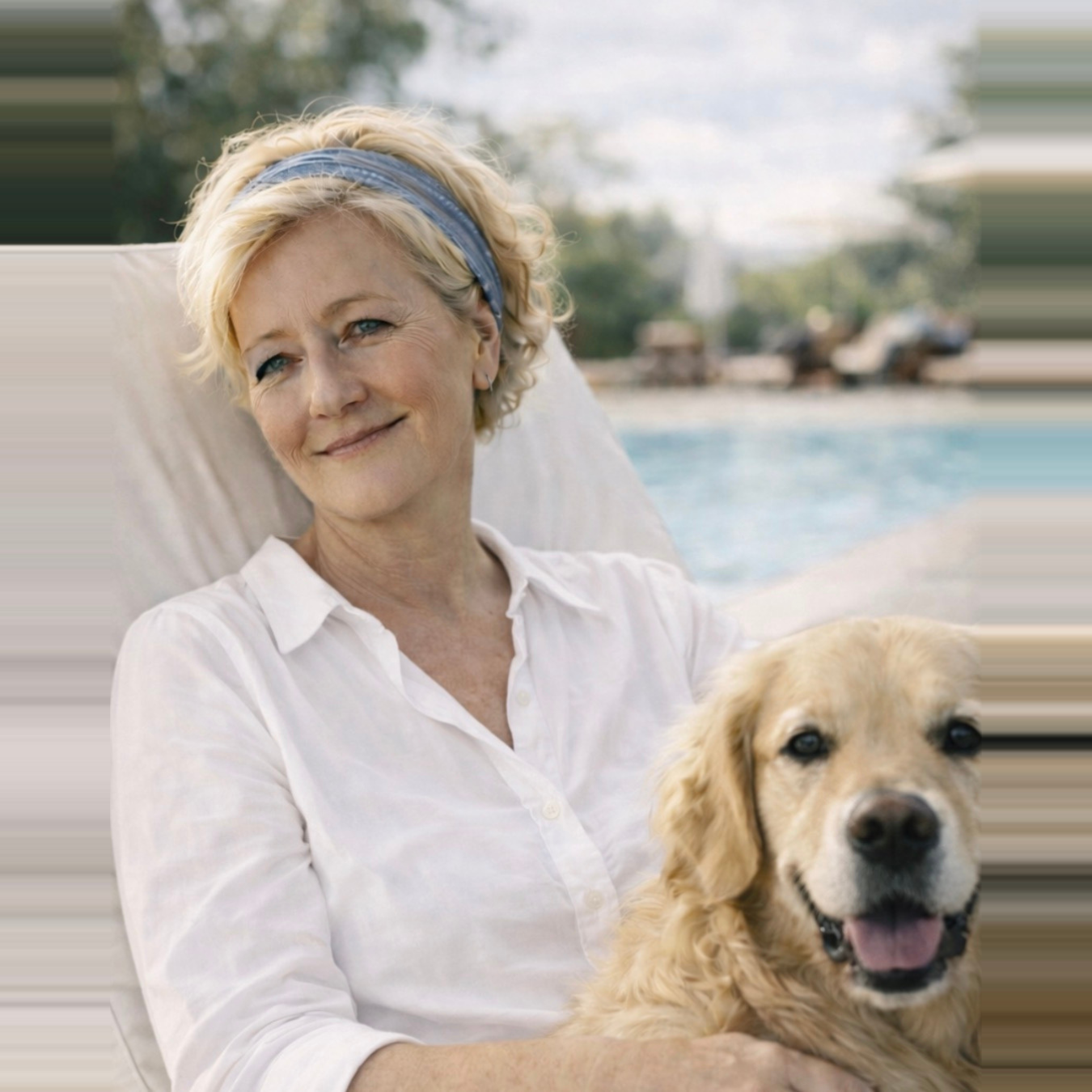 Nicole Hempel mit ihrem Golden Retriever